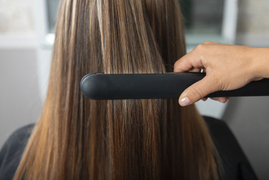 Alisado de cabello vs. planchado diario: ¿cuál es mejor para tu cabello?